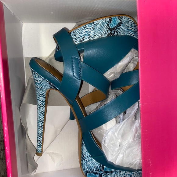 Turquoise snake print heels - Picture 1 of 1